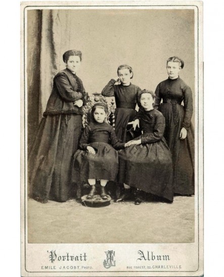 Femme debout et ses quatre filles (la plus jeune assise)